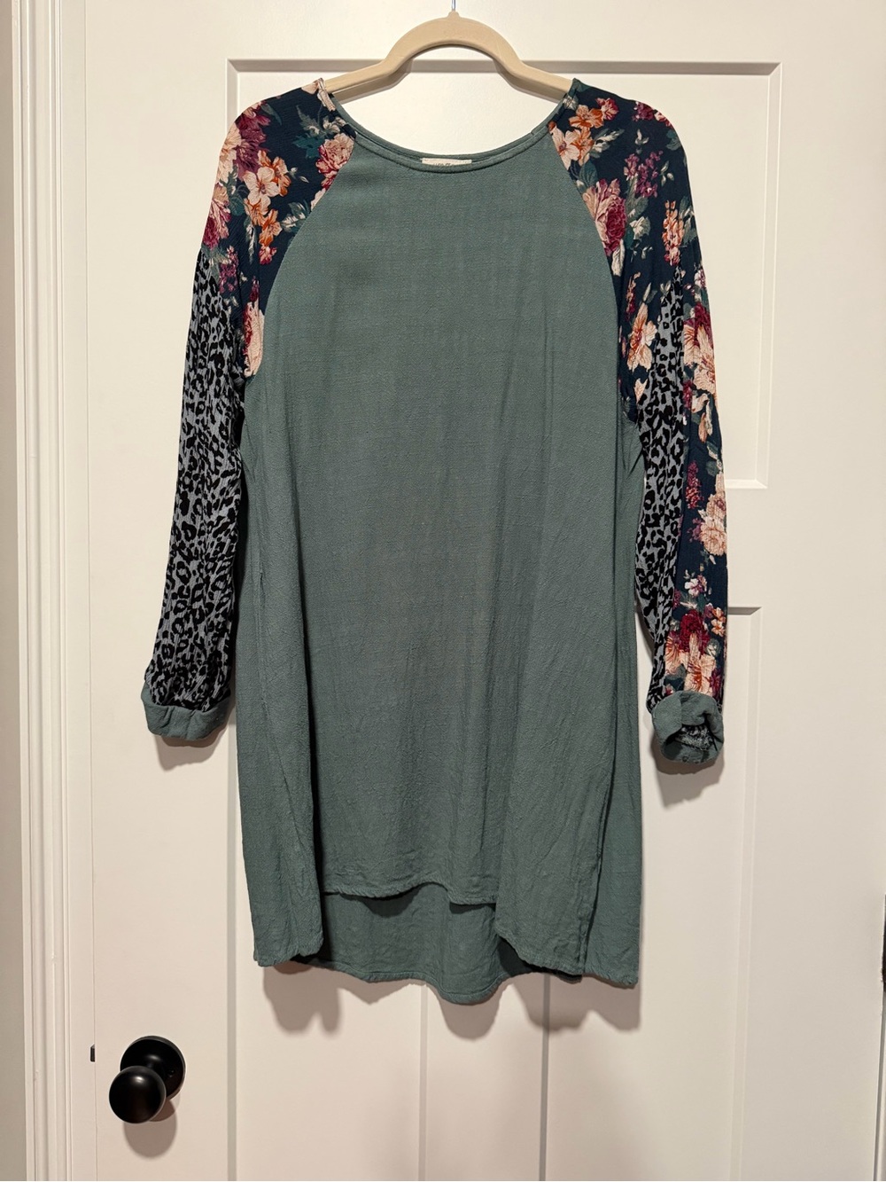 Umgee Sage Green Tunic with Floral & Animal Raglan Sleeves size Small